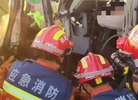 山东滨州：货车失控撞向高速隔离带一人被困 消防紧急救援