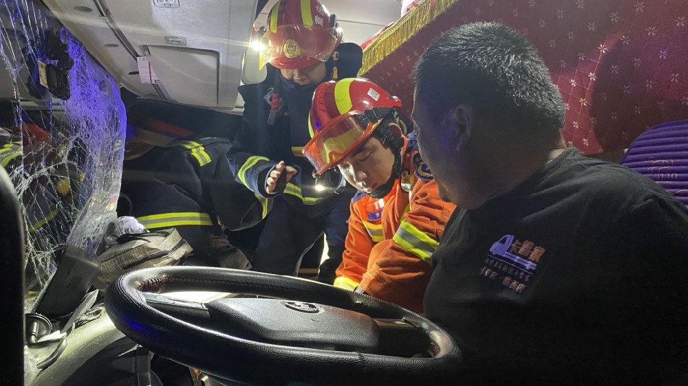 Binzhou, Shandong: The truck ran out of control and crashed into the high-speed isolation belt