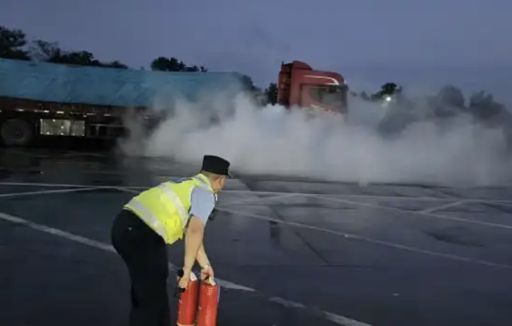半挂车LNG罐泄漏 沙洋警方联合多部门2小时成功处置